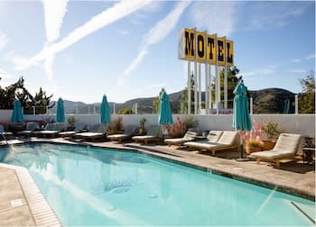 Skyview Hotel - 21 & Over Pool