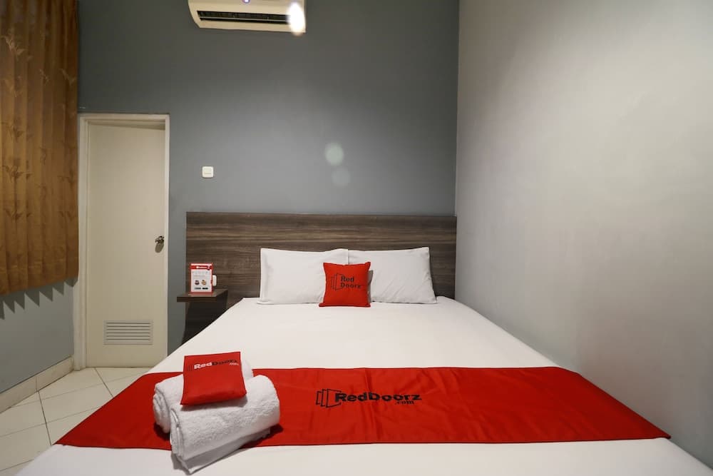 RedDoorz Plus near RS Harapan Kita
