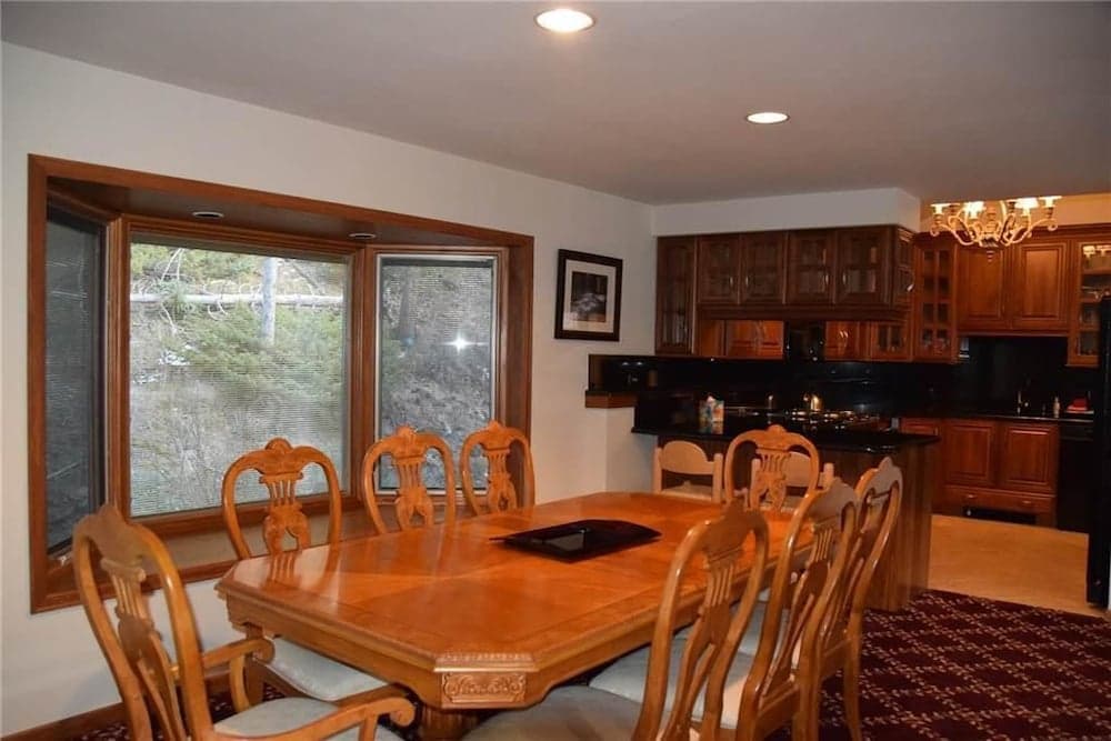 Eagle Ridge 2 Townhome with Private Hot Tub