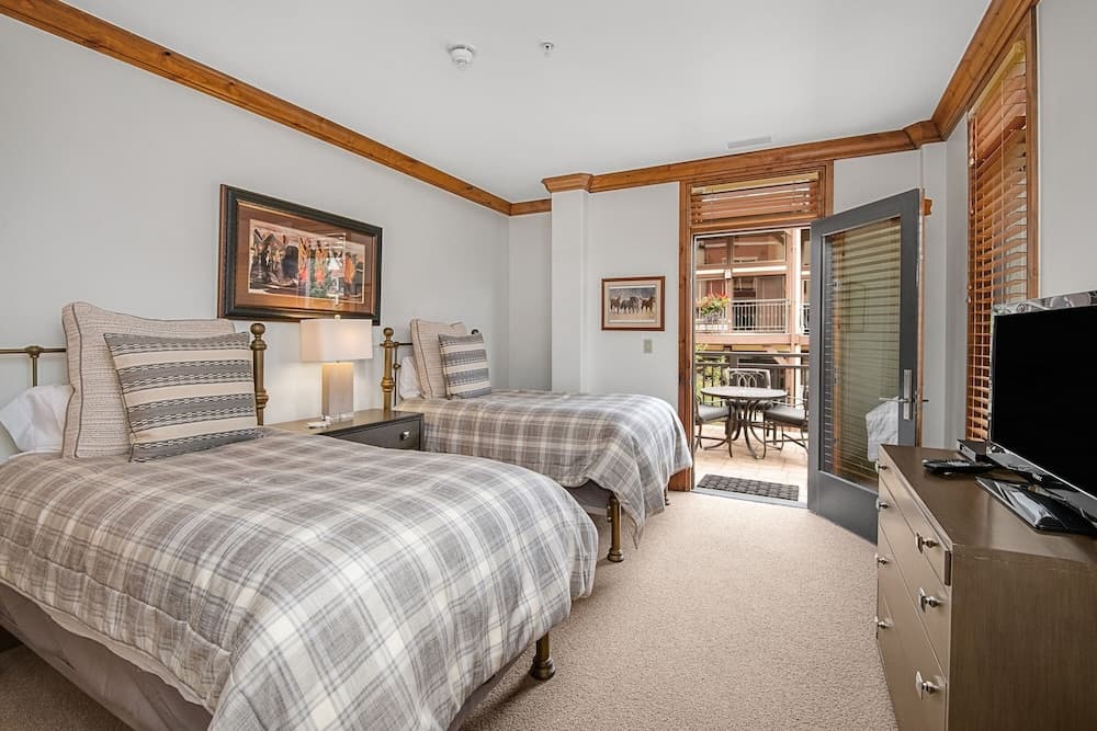 Lionsquare North Tower #402 5 Bedroom Condo by RedAwning