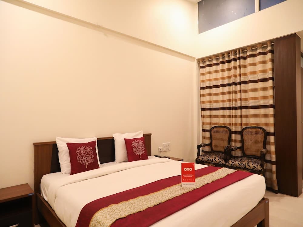 OYO 11889 White Hall