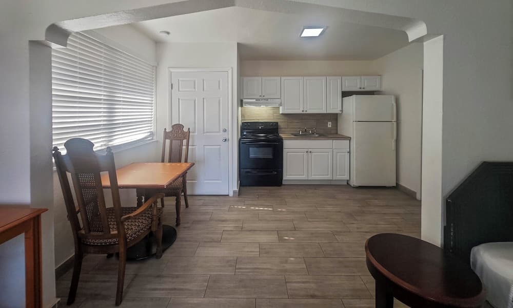 Richards Motel Courtyard