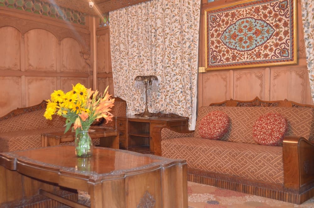 New Alexandra Houseboats