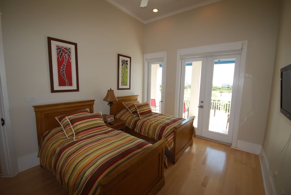 Kokopelli - Bay Front / Marina Front 3 Bedroom Townhouse by RedAwning