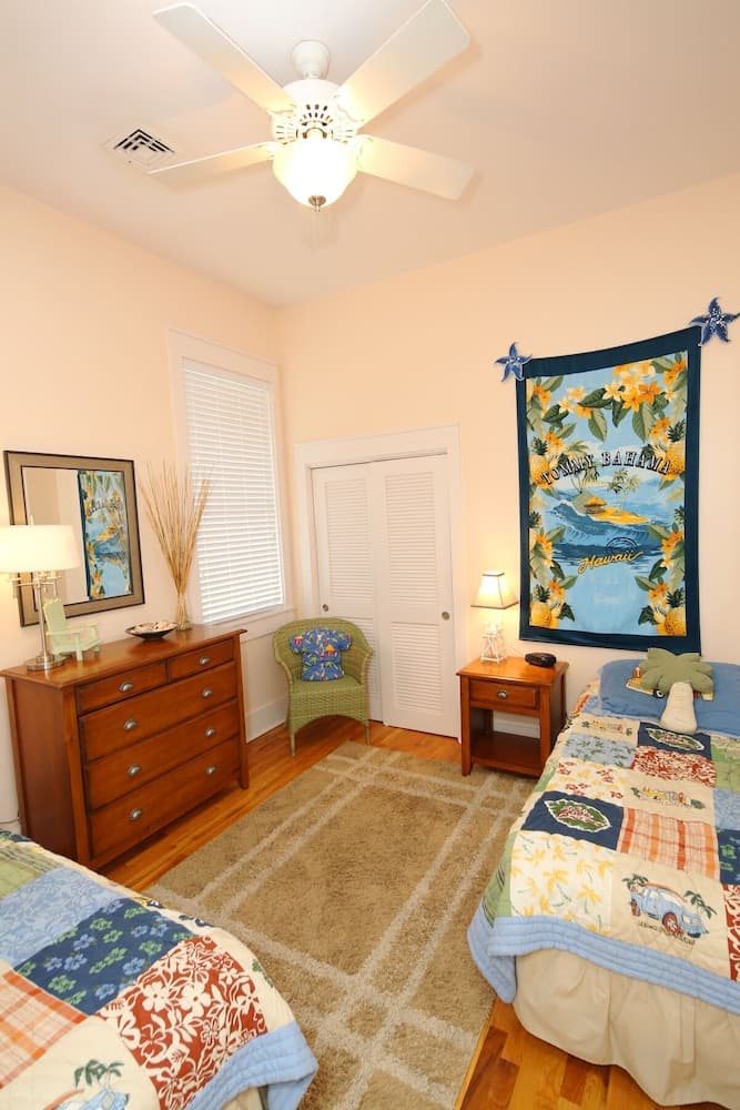 Endless Summer - Private Home 50 Feet To Beach Access 3 Bedroom Home