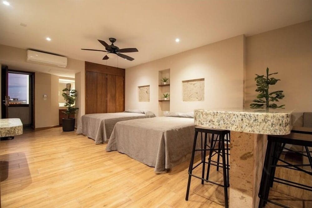 Del Real Hotel & Suites