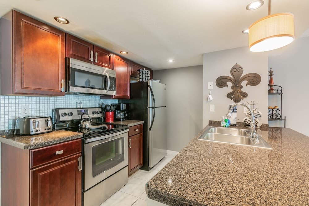 ​Near Theme Parks! Potter's Castle! Gorgeous, 3 BR's, Sleeps 8, Pool!