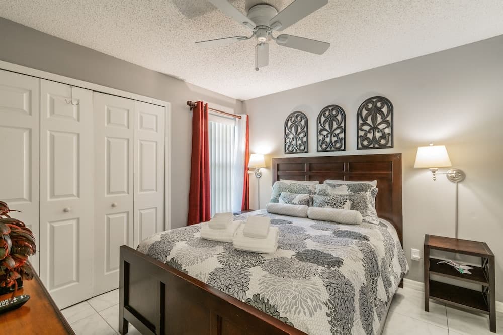 ​Near Theme Parks! Potter's Castle! Gorgeous, 3 BR's, Sleeps 8, Pool!