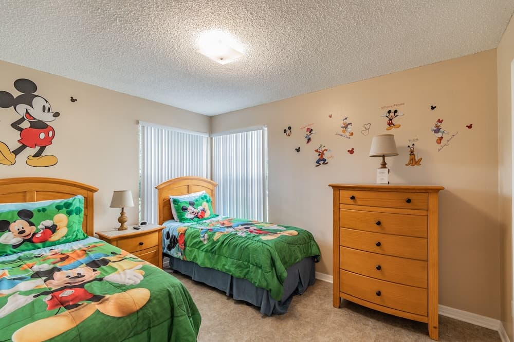 Near Theme Parks! Beautiful 3 BR Home, LOW Rates, Pool, New!