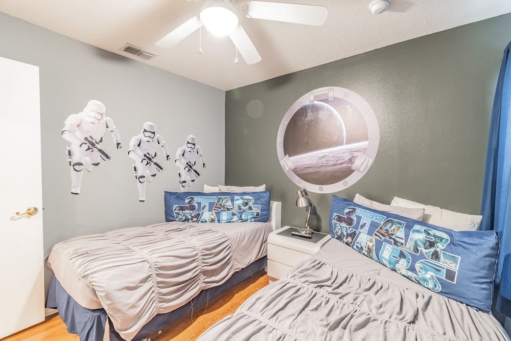 Near Theme Parks! Fabulous 3 BR Home, Star Wars Children's BR, Pool!