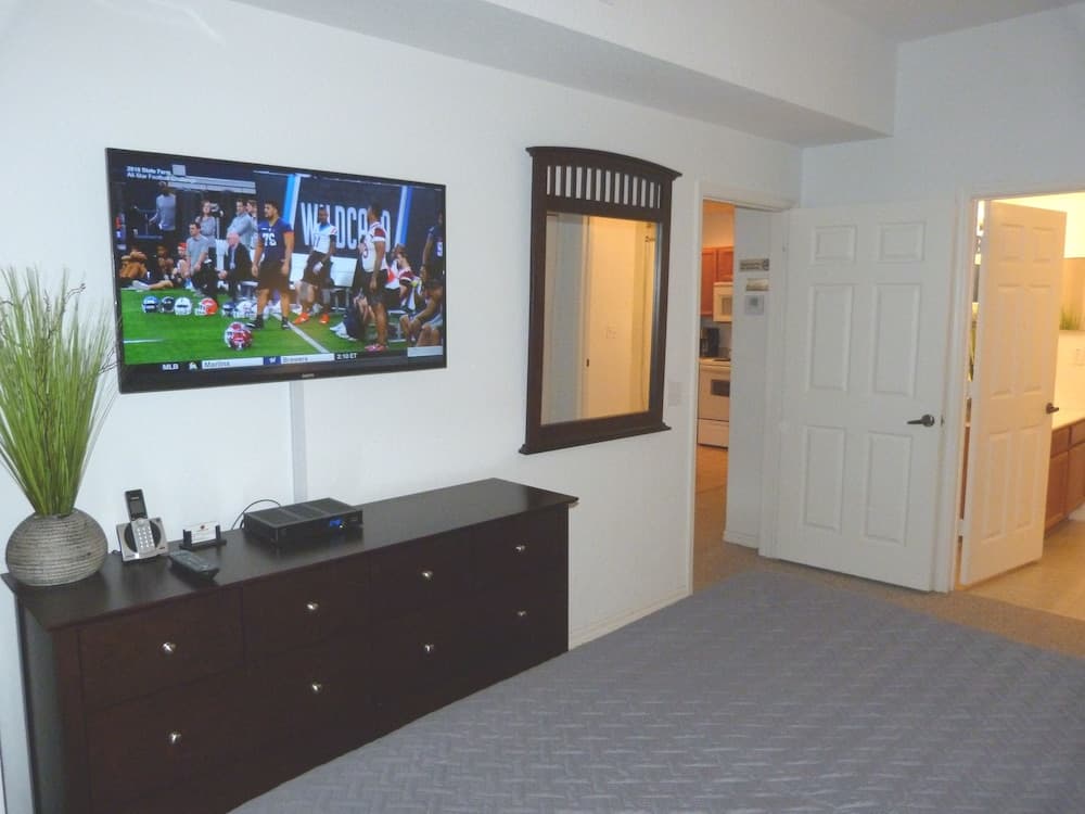 Near Theme Parks! Gorgeous 3 BR Town Home, Splash Park, Pool, Lake, And More!