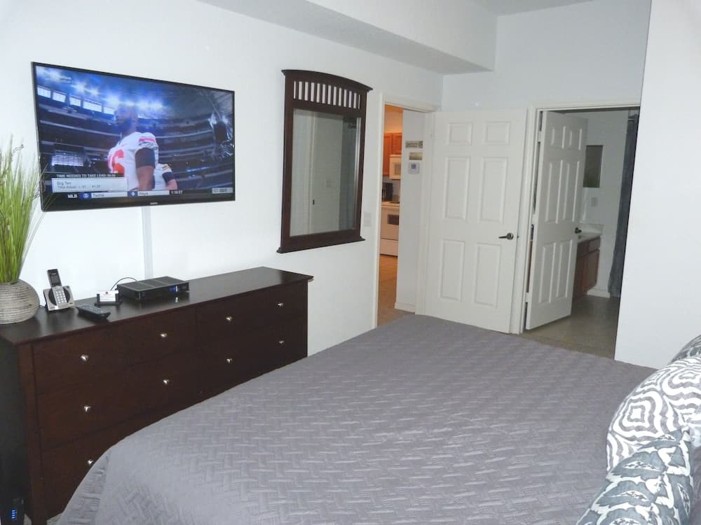 Near Theme Parks! Gorgeous 3 BR Town Home, Splash Park, Pool, Lake, And More!