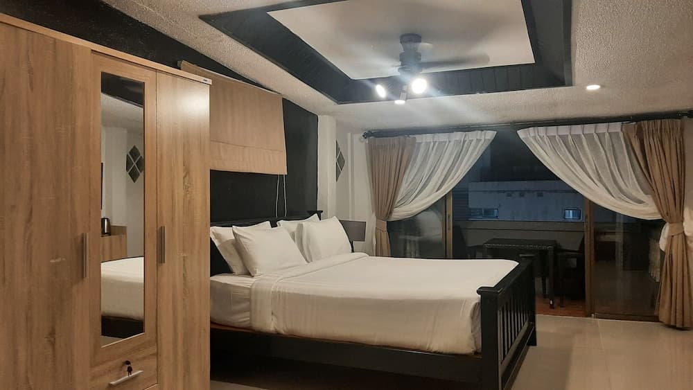 Big Boys' Bed & Burger