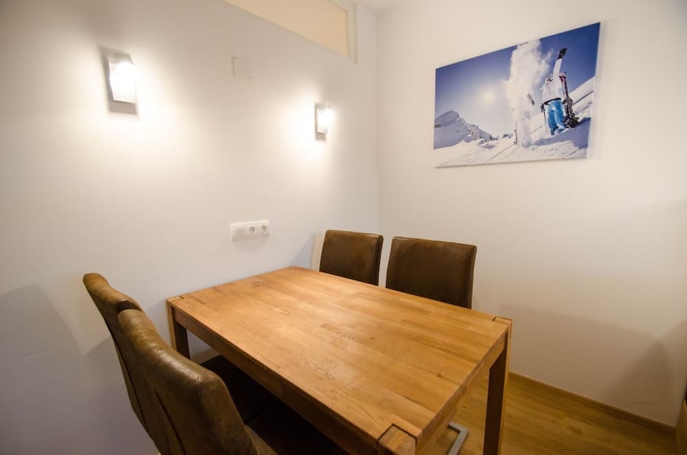 Deluxe Studio TOP 23