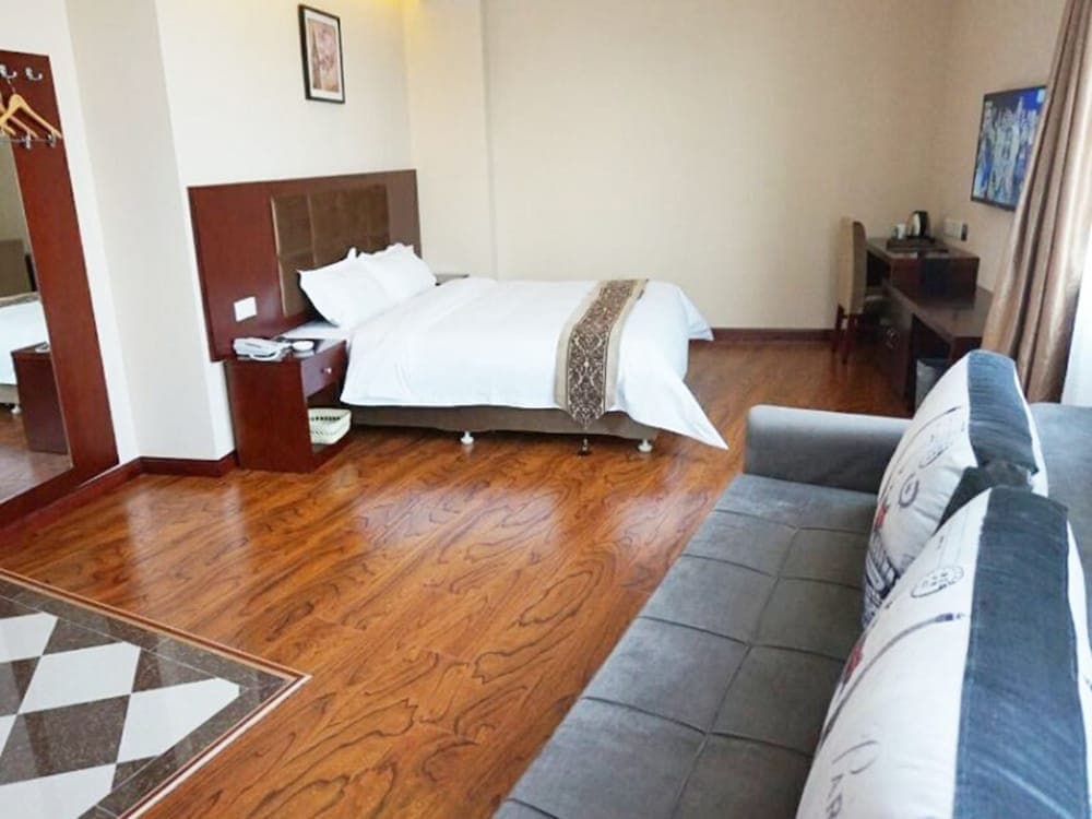 GreenTree Inn LiaoYuan Longshan District Train station Longjihuadian Hotel_