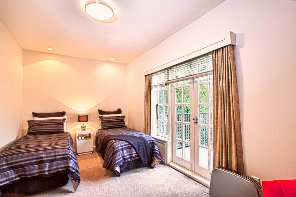 200 Riccarton Holiday House