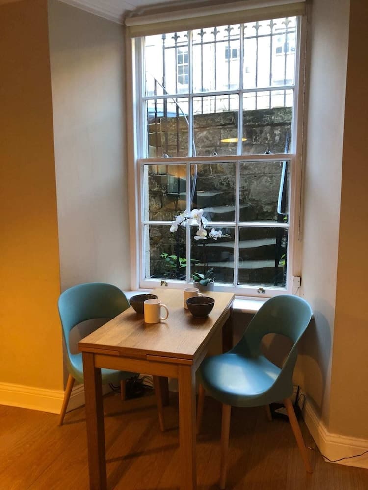 Central New Town Flat, Near Princes Street