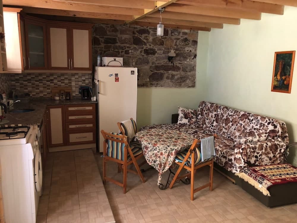 Tarihi Kucuk Tas Konak