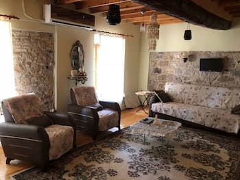 Tarihi Kucuk Tas Konak