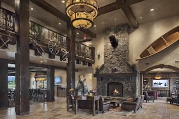 Glacier International Lodge