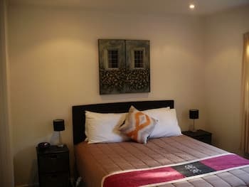 Christchurch City & Country Cottages - Nut Point Cottage