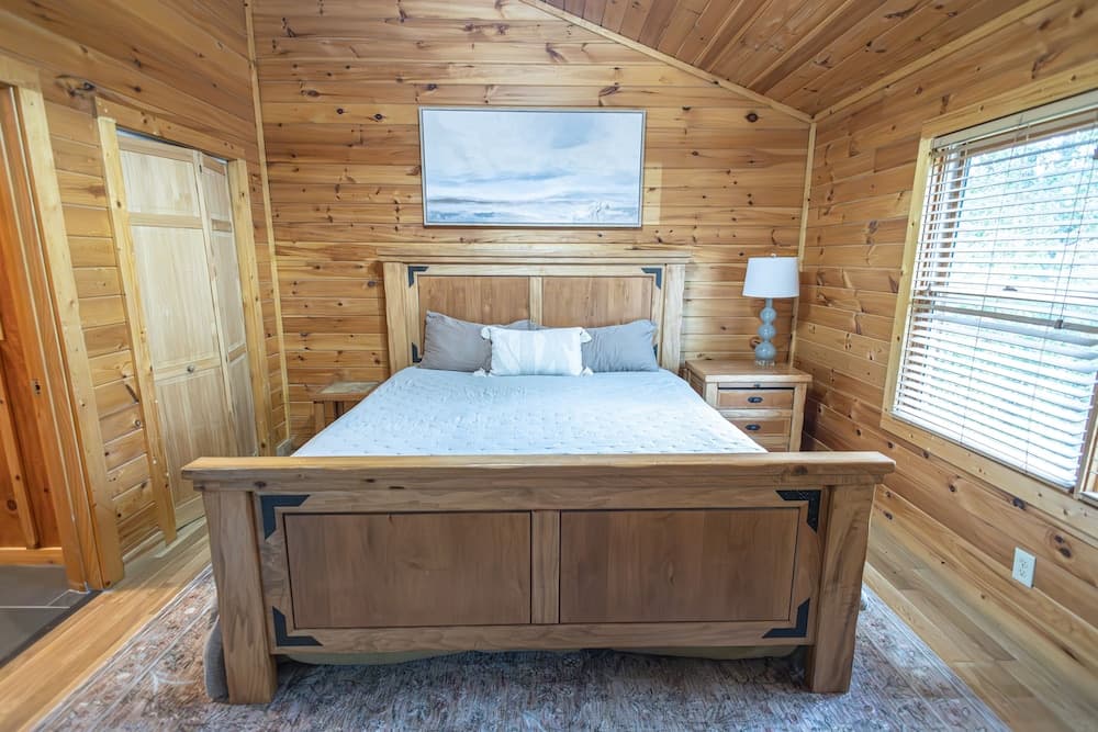 Majestic Springs Lodge 3 Bedroom Cabin by RedAwning