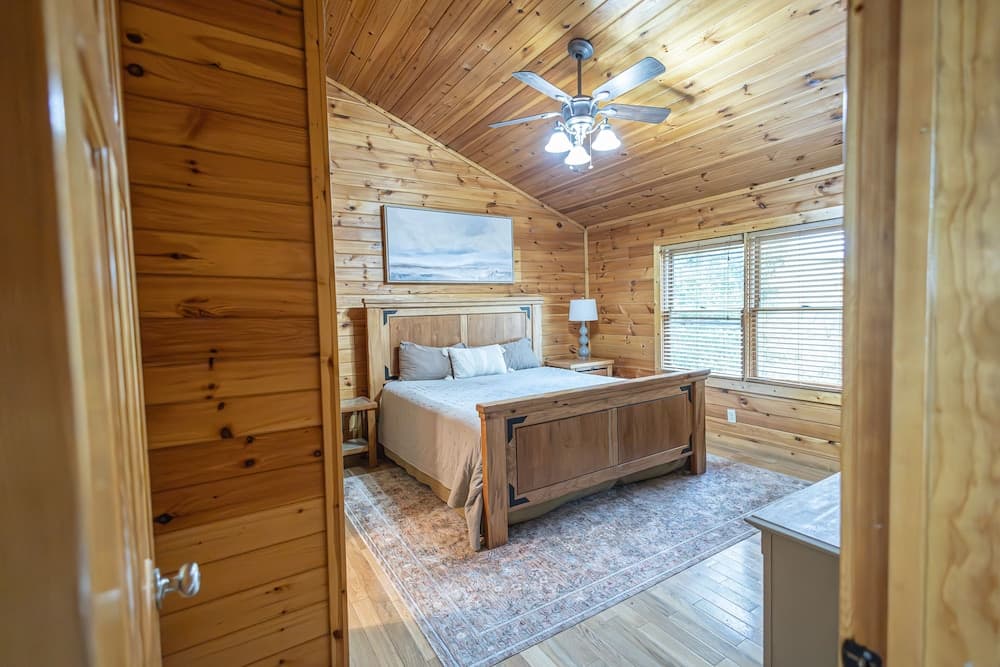 Majestic Springs Lodge 3 Bedroom Cabin by RedAwning