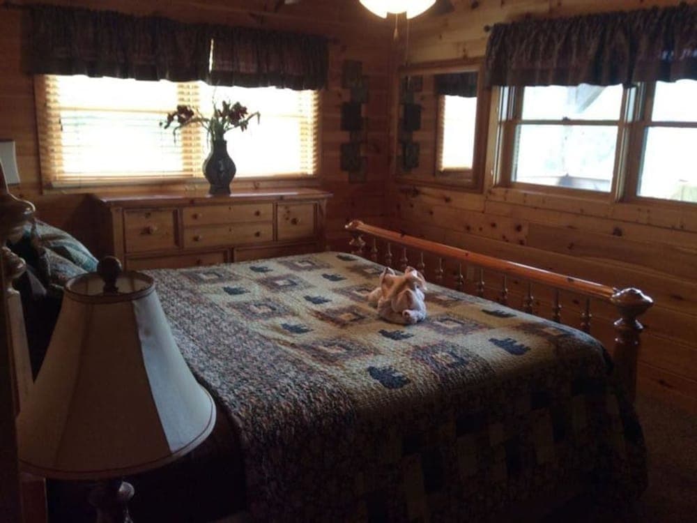 Spacious Party Hut Near Attractions by Redawning