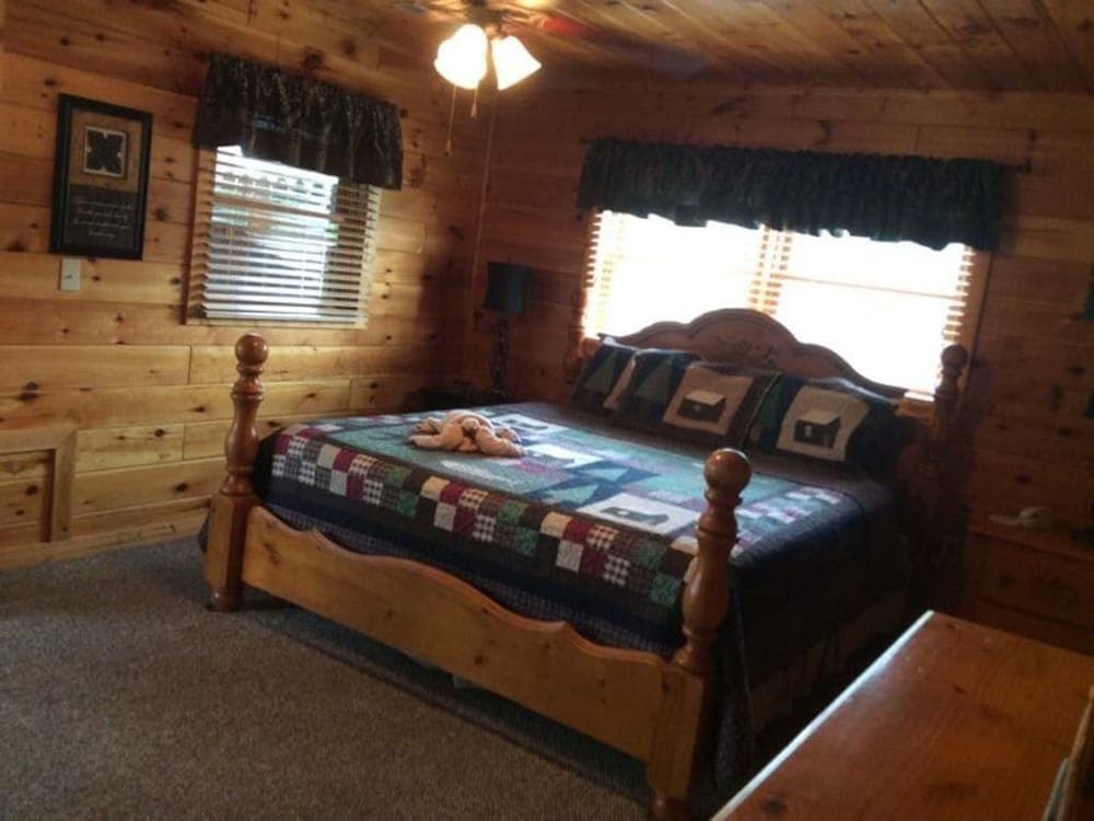 Spacious Party Hut Near Attractions by Redawning