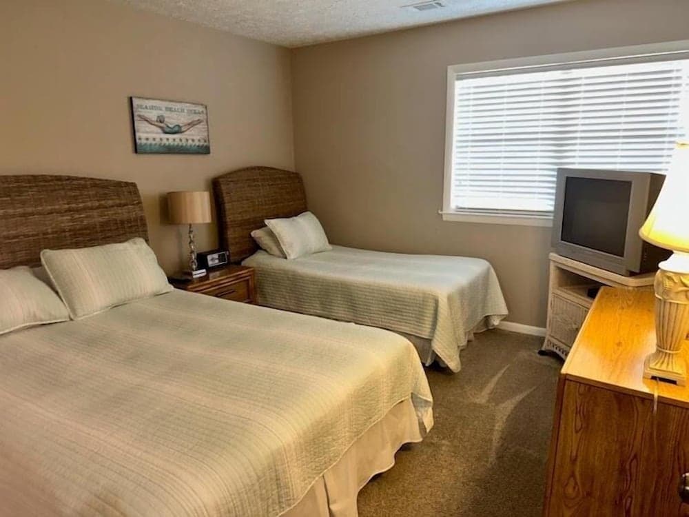 Sea Grove 2 Bedroom Condo by Redawning