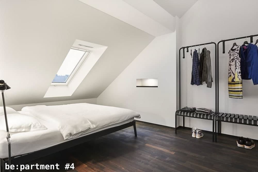 No Shoes Hotel And Green Bar