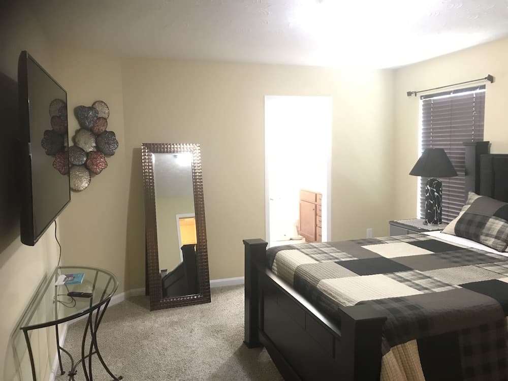 Spacious 3 BR Ranch House W Patio Yard in a Quiet Suburb