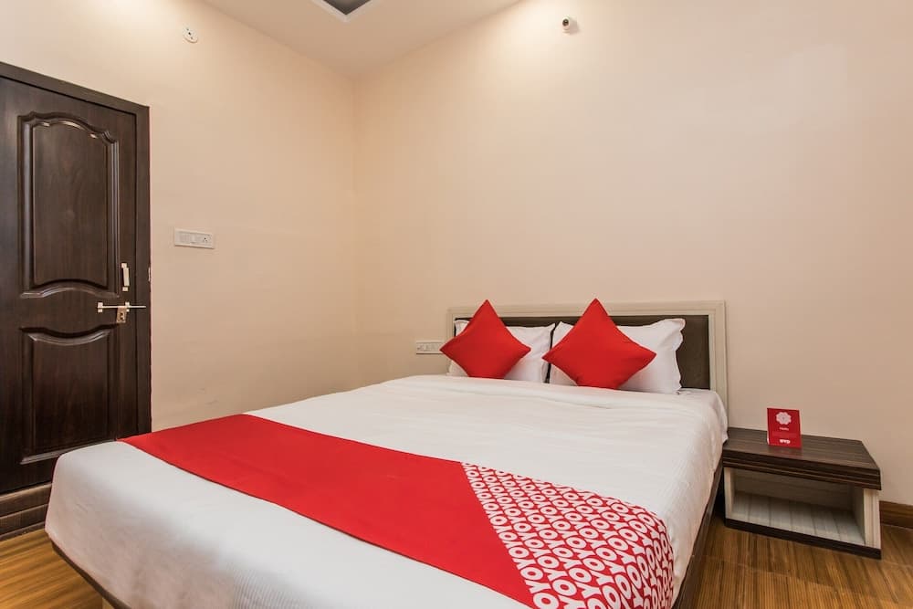 OYO 12161 Hotel Madhur Inn