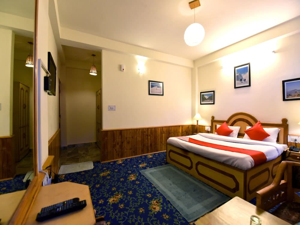OYO 12735 The Manali Lodge
