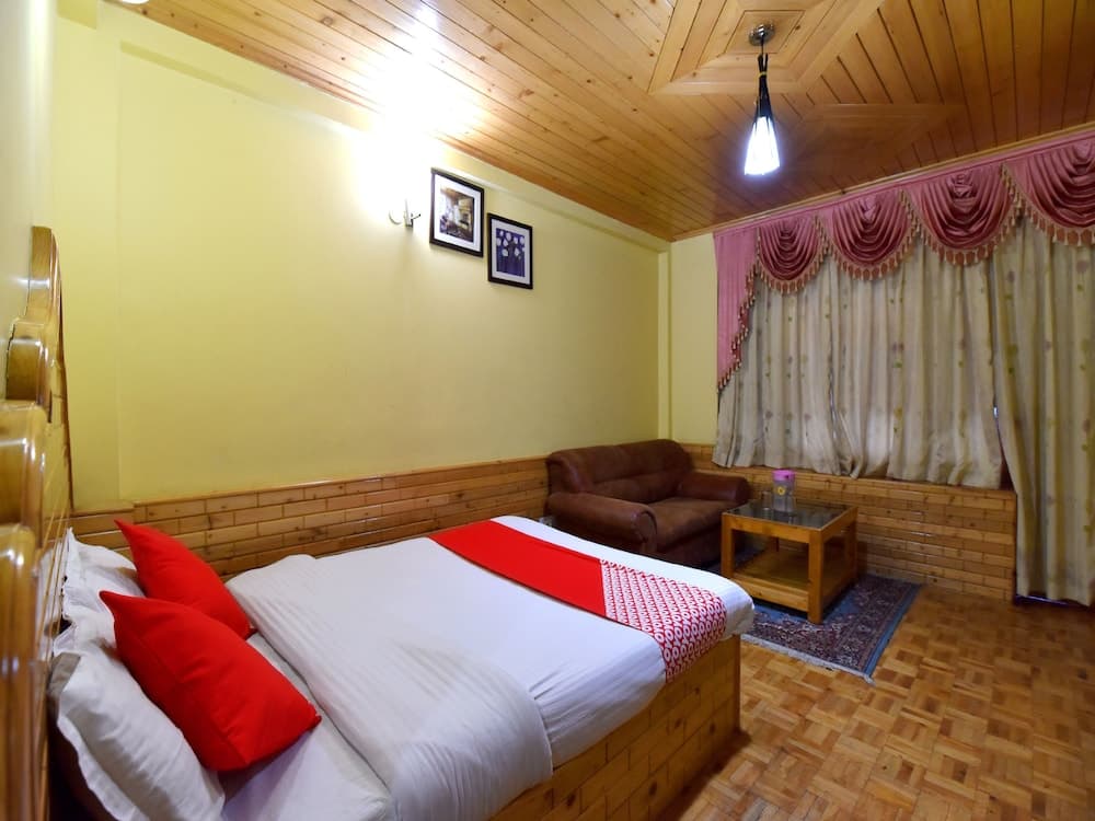 OYO 13218 Hotel Hollywood