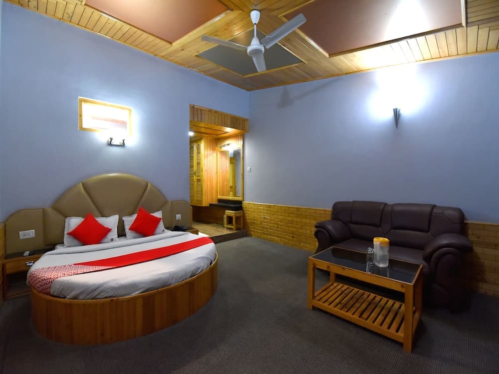 OYO 13218 Hotel Hollywood