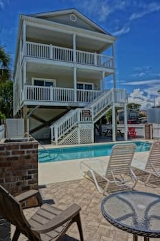 Pierview 5 Bedroom Home by Redawning