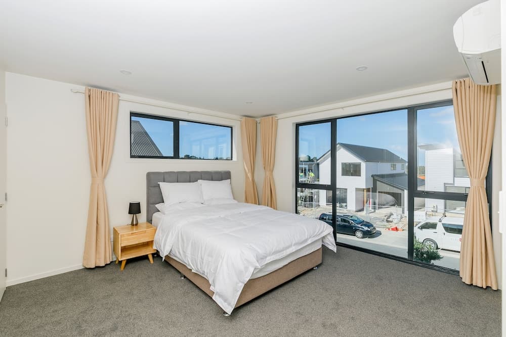 Hero Holiday House L12