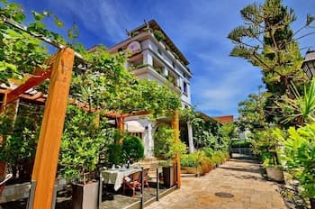 Villa Velzon Guesthouse