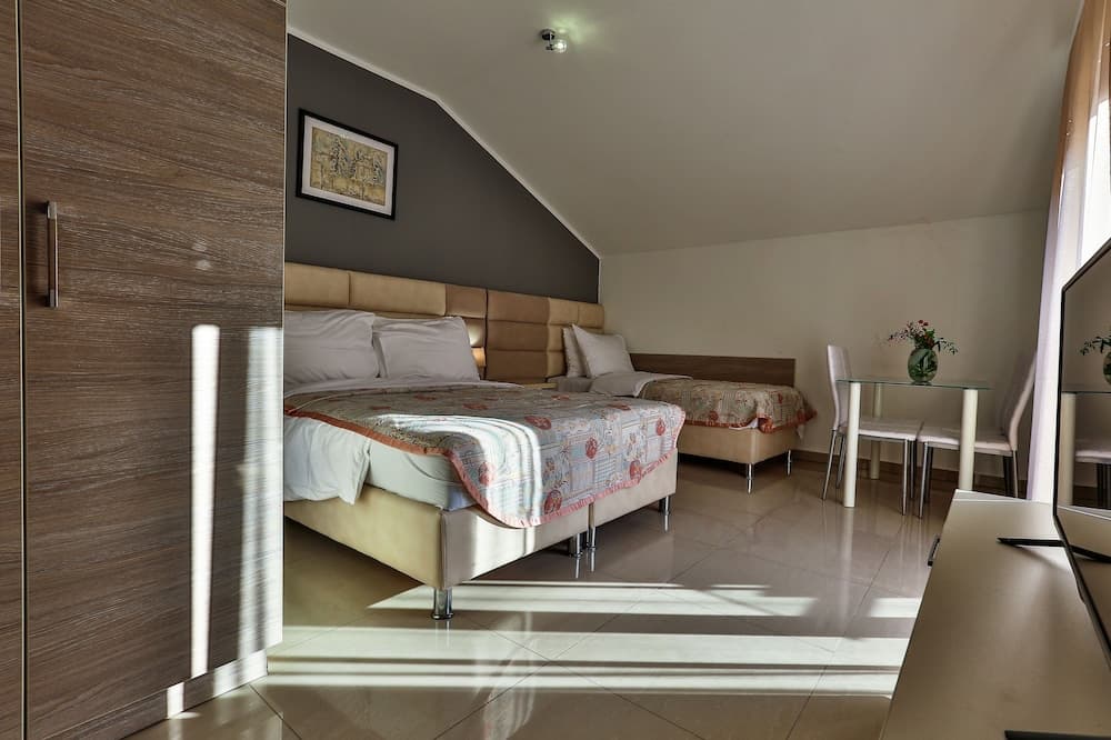 Villa Velzon Guesthouse