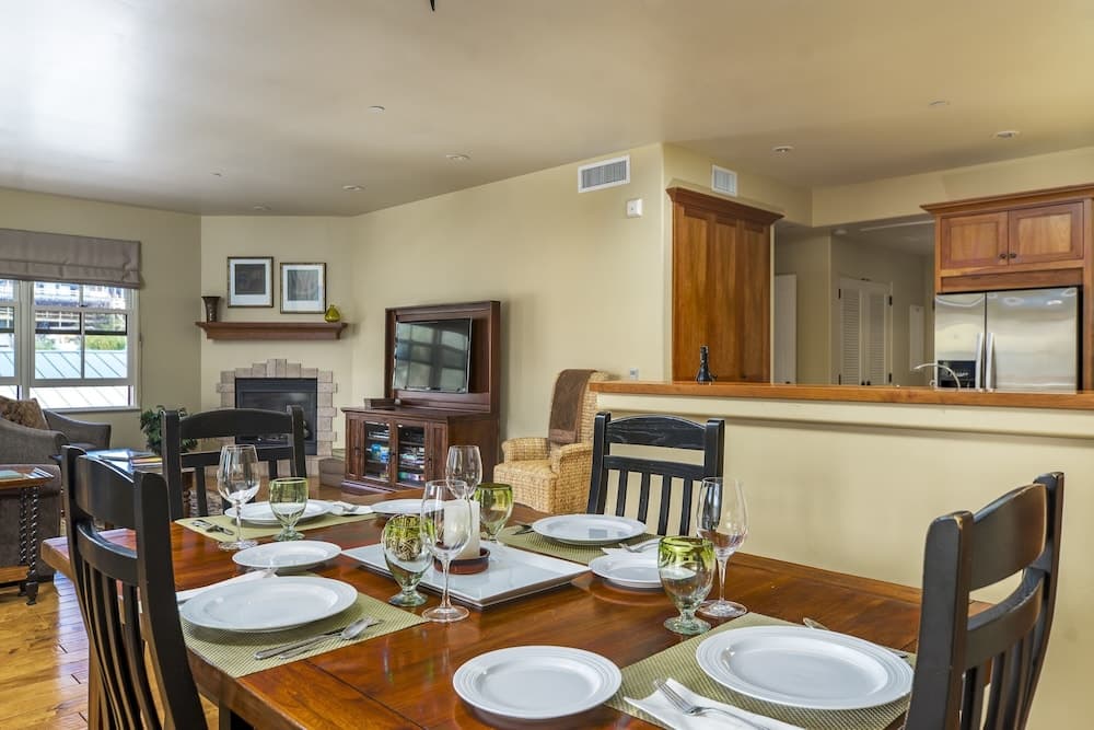 28 San Miguel 1 Bedroom Condo by Redawning