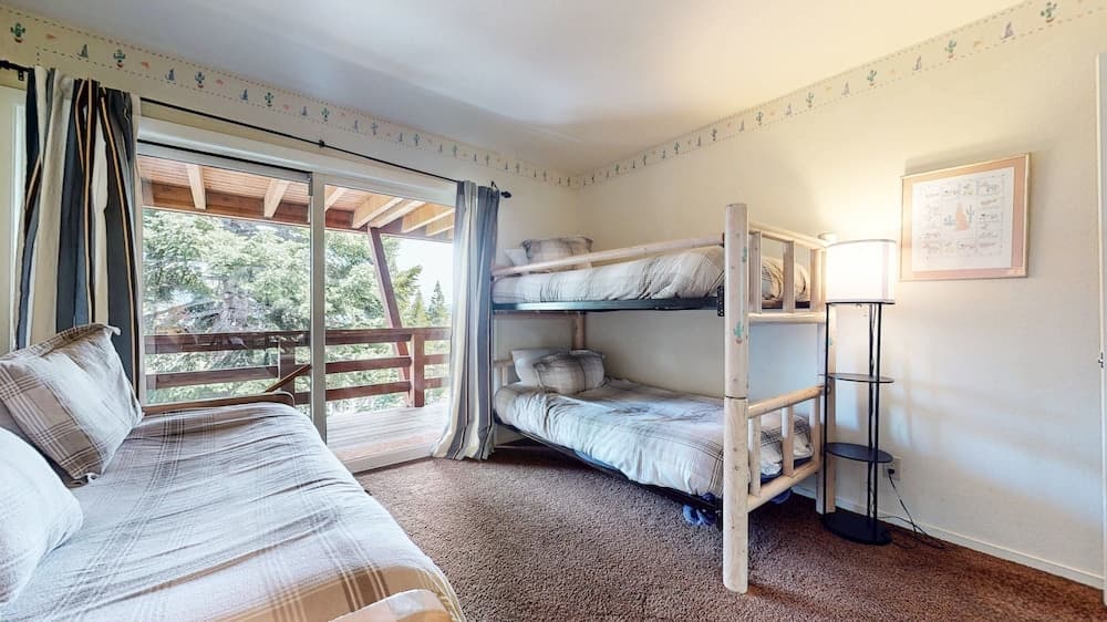 Bridges Townhome 7 Gorgeous Mountain Views, Private Jacuzzi, Steps to Eagle Lodge by RedAwning