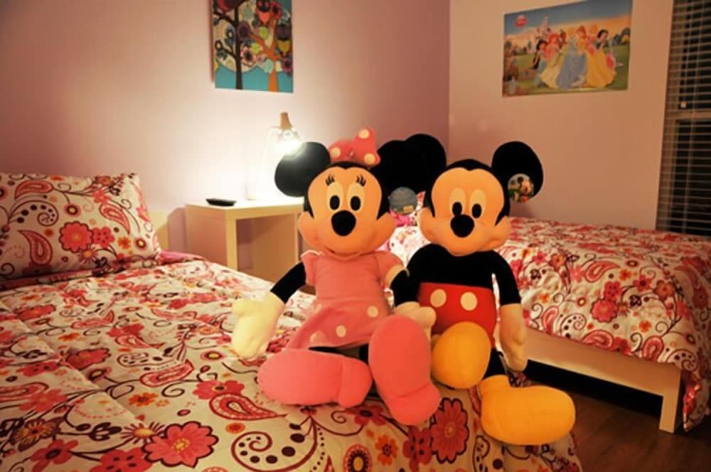 Hampton Lakes - 5 Bed 4 Baths Villa