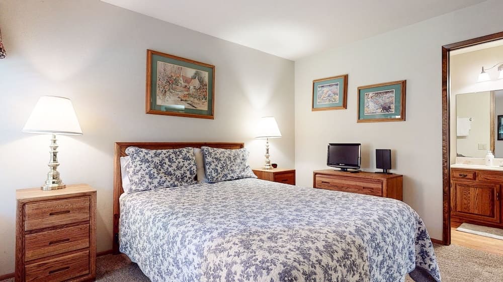 Snowflower 74 Spacious Condo with Great Complex Amenities, On The Shuttle Route by RedAwning