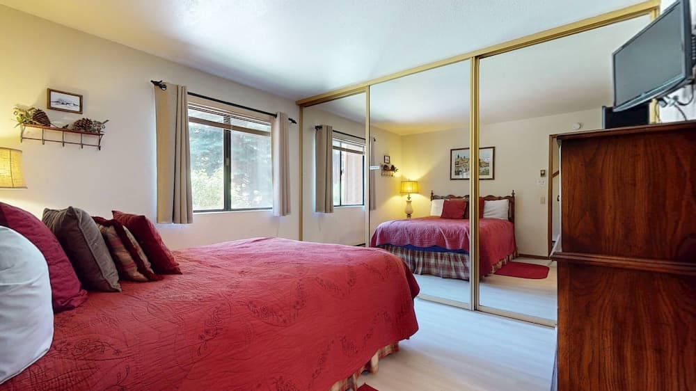 Snowflower 81 Mountain Rustic with Great Complex Amenities, On The Shuttle Route by RedAwning