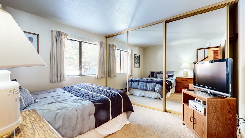 Snowflower 68 Spacious End Unit With Great Complex Amenities, Quiet Location by RedAwning