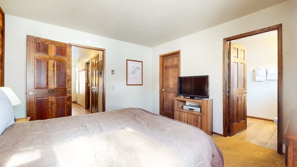 Snowflower 68 Spacious End Unit With Great Complex Amenities, Quiet Location by RedAwning