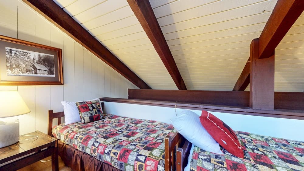 Discovery 4 104 Pet-Friendly Rustic Mountain Cabin, Close to Canyon Lodge by RedAwning