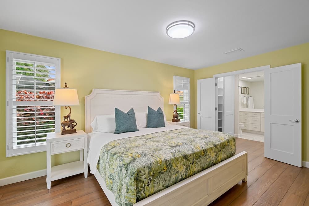 Rovigo Vacation Rental: Spacious Retreat with Panoramic Lake Views in Kings Lake. 4-BR, 4-Bathroom Home with Private Pool, just 3.4 Miles from the Vibrant Fifth Avenue South and Naples Attractions