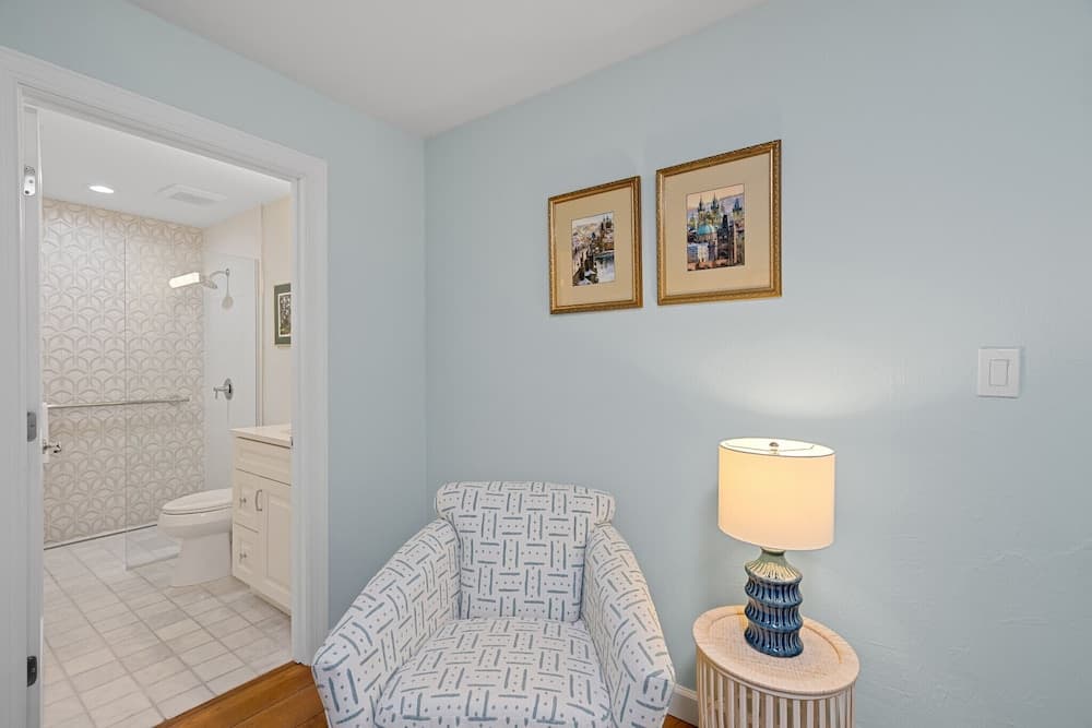 Rovigo Vacation Rental: Spacious Retreat with Panoramic Lake Views in Kings Lake. 4-BR, 4-Bathroom Home with Private Pool, just 3.4 Miles from the Vibrant Fifth Avenue South and Naples Attractions